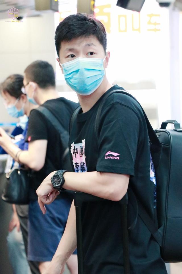 戴上口罩仍难掩帅气马龙独自现身机场英气俊朗魅力十足
