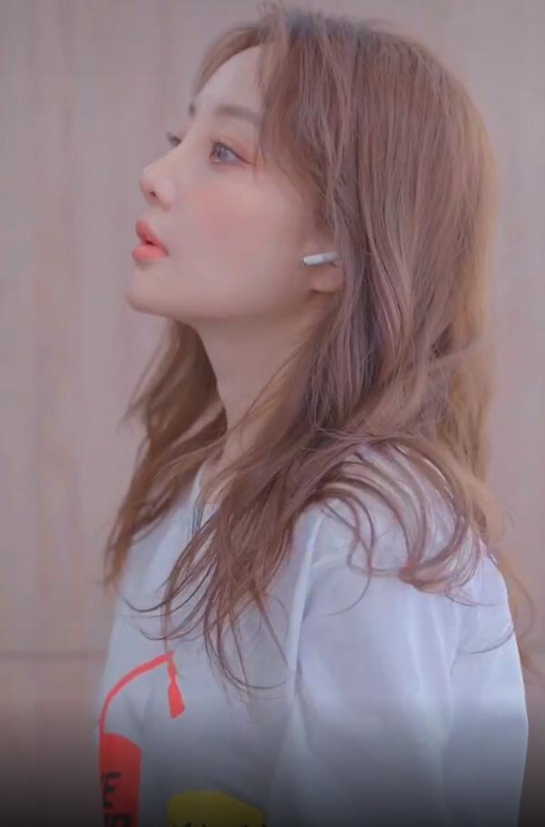 李小璐|网友酒吧偶遇李小璐，穿吊带秀娇小身材，紧牵女助理手快速离开！