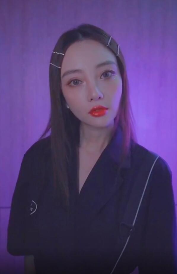 李小璐|网友酒吧偶遇李小璐，穿吊带秀娇小身材，紧牵女助理手快速离开！