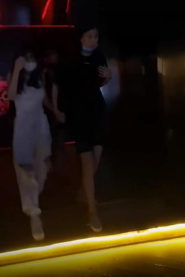 李小璐|网友酒吧偶遇李小璐，穿吊带秀娇小身材，紧牵女助理手快速离开！