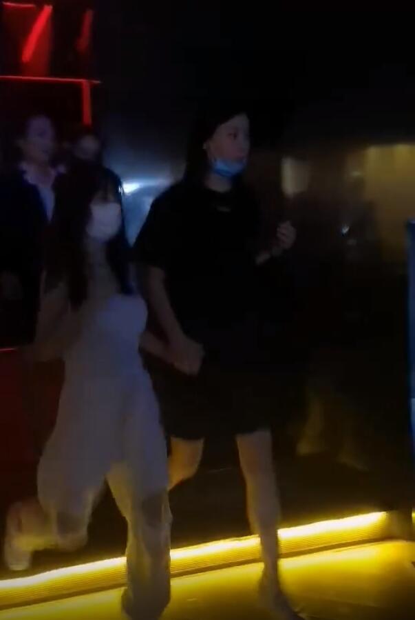 李小璐|网友酒吧偶遇李小璐，穿吊带秀娇小身材，紧牵女助理手快速离开！