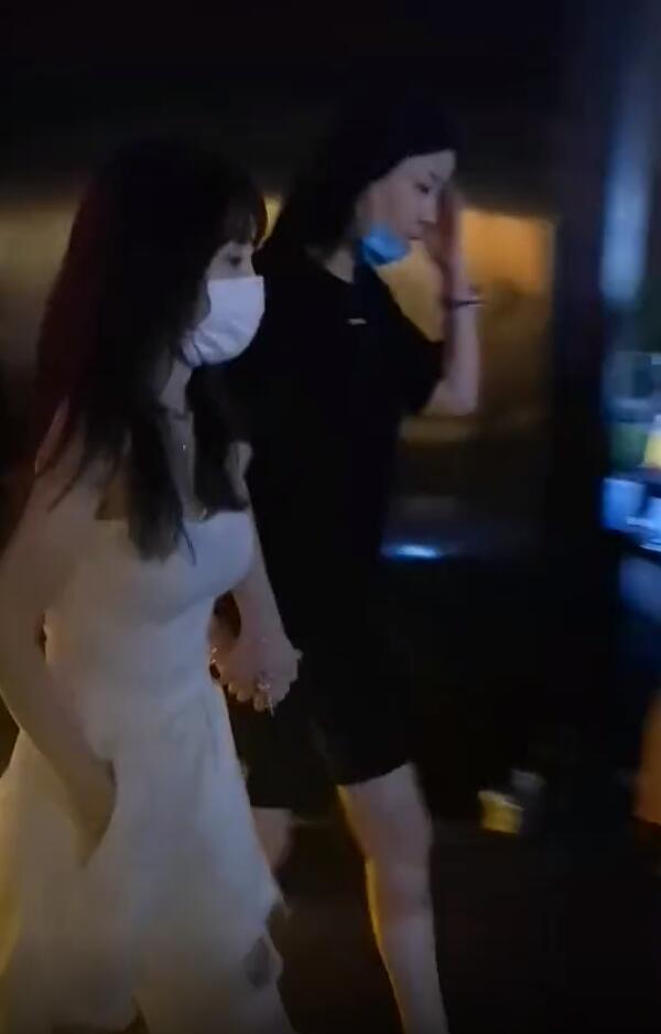李小璐|网友酒吧偶遇李小璐，穿吊带秀娇小身材，紧牵女助理手快速离开！