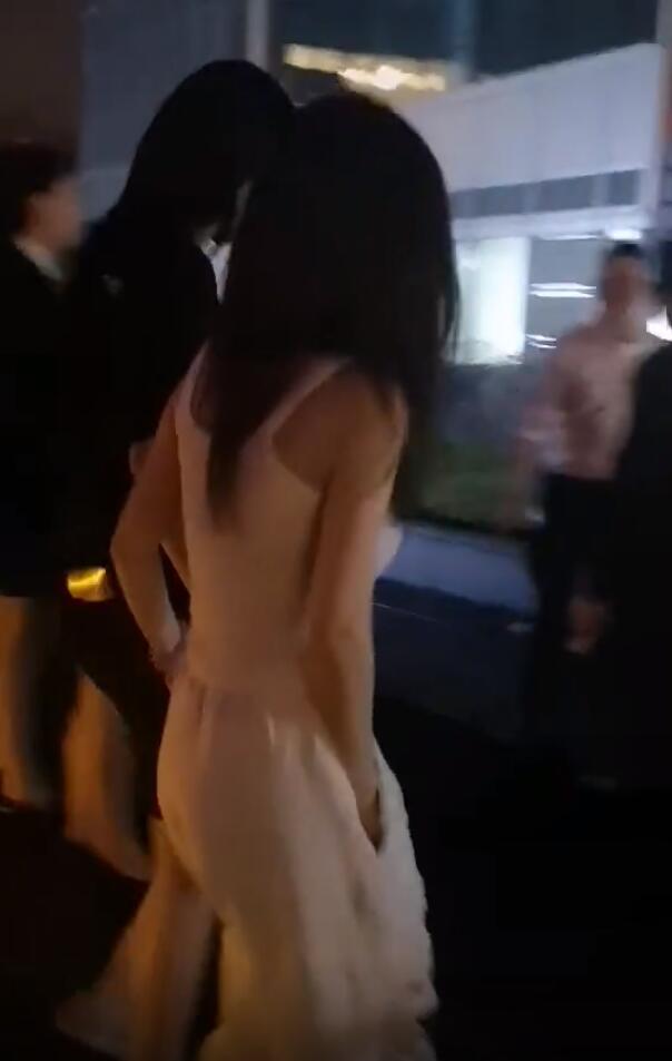 李小璐|网友酒吧偶遇李小璐，穿吊带秀娇小身材，紧牵女助理手快速离开！