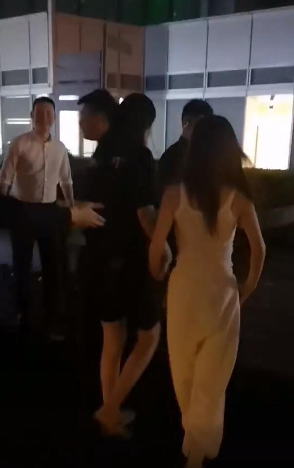 李小璐|网友酒吧偶遇李小璐，穿吊带秀娇小身材，紧牵女助理手快速离开！