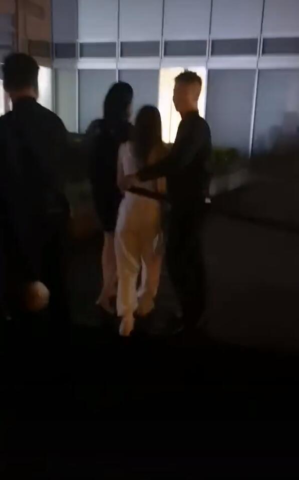 李小璐|网友酒吧偶遇李小璐，穿吊带秀娇小身材，紧牵女助理手快速离开！