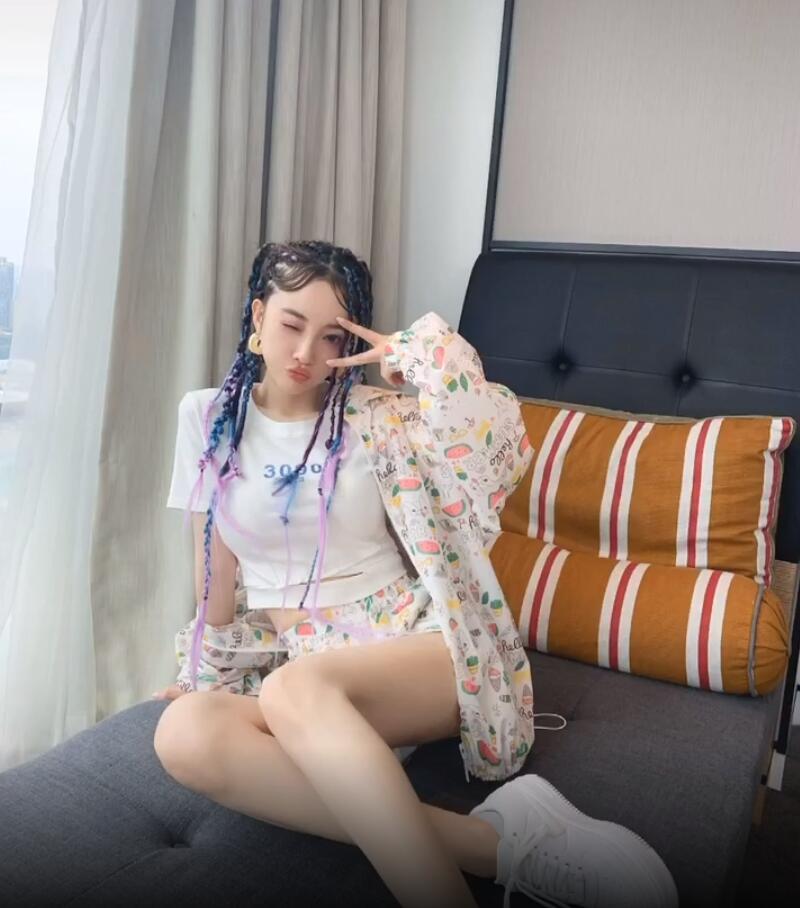 李小璐|网友酒吧偶遇李小璐，穿吊带秀娇小身材，紧牵女助理手快速离开！