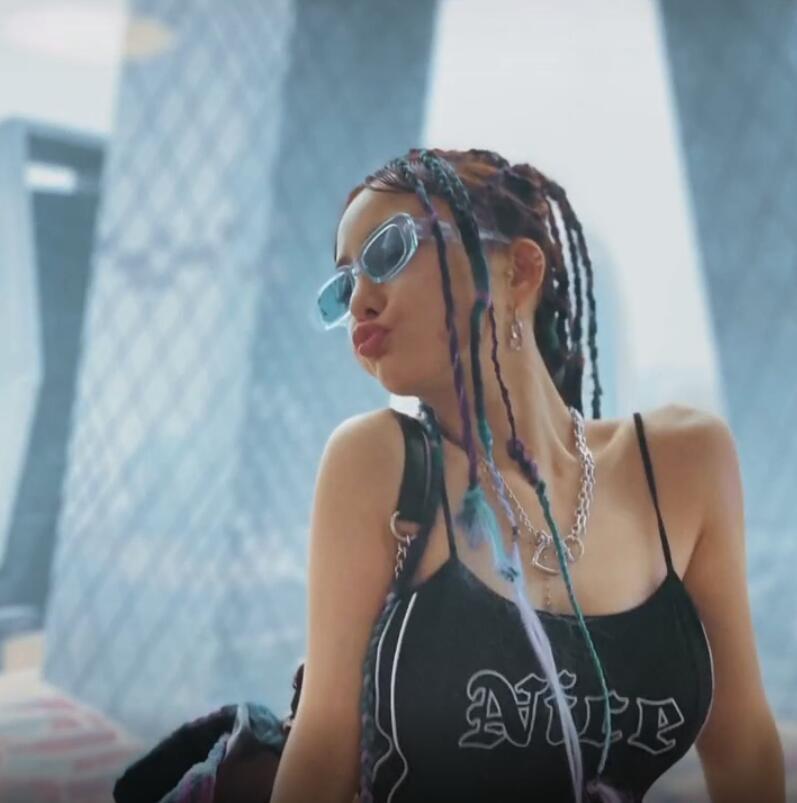 李小璐|网友酒吧偶遇李小璐，穿吊带秀娇小身材，紧牵女助理手快速离开！