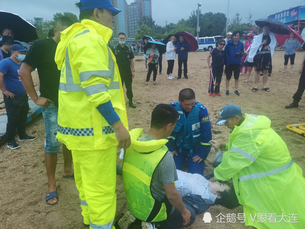 辽宁大连:暴风雨中一年轻女子摔下悬崖坠海 热心人顶着巨浪救人