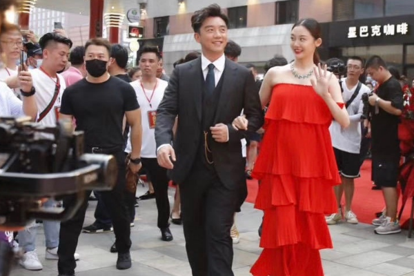 郑恺|郑恺火锅店抄袭？被质疑装修雷同，店家放出多对比图引热议！