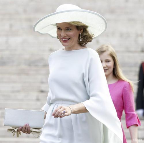 比利时王后爱大红大绿,着装大气华丽,却爱戴借来的珠宝?_腾讯新闻