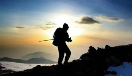 膝关节|活动时膝关节痛？这种中老年常见病需这样治疗…