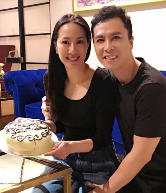 甄子丹庆53岁生日保养得宜状态佳和小18岁妻子同框看不出年龄差