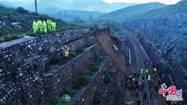 京原铁路|京原线雨夜巡线遇塌方连夜抢险保开通