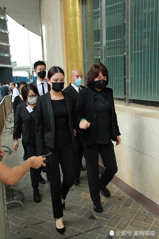 大房小女儿,赌王最丑千金则是穿着黑色中山盘扣套装,还是那个何超雄.