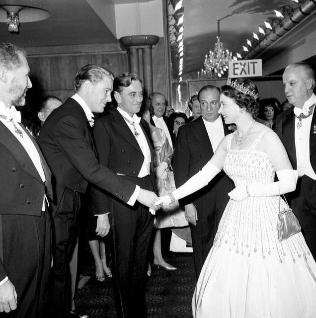 碧翠丝|碧翠丝大婚王冠吸睛！英国女王独宠她，凯特梅根的王冠根本没法比