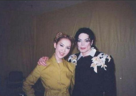 李玟|突喊心碎被传豪门婚变？国民女神沉默5天，14字自曝婚姻状况！