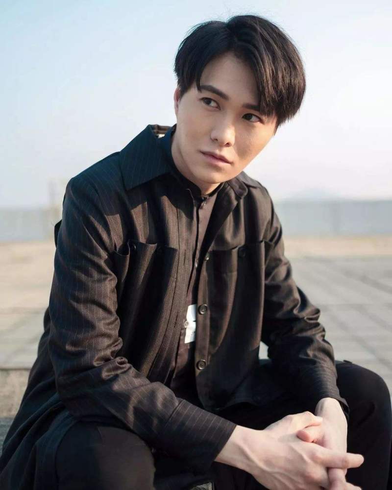 tvb|TVB人气歌手凭“非正常”角色上位，曾出演易服癖，玩“虐待”