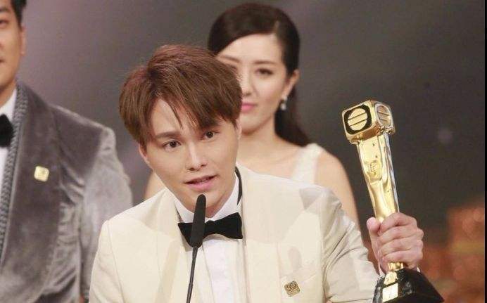 tvb|TVB人气歌手凭“非正常”角色上位，曾出演易服癖，玩“虐待”