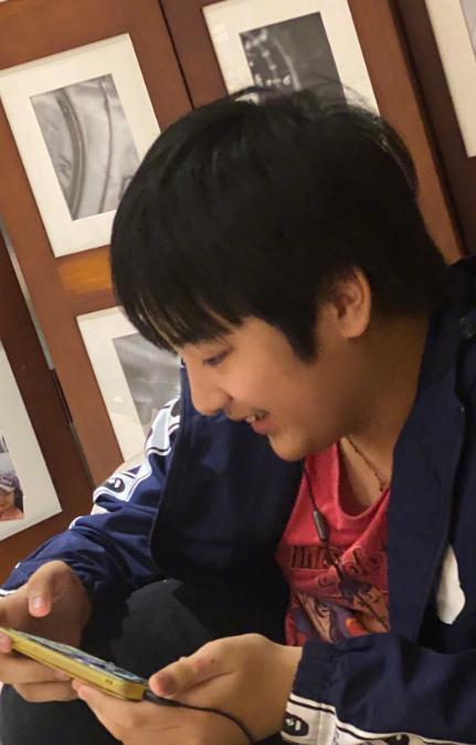 吴费曼|吴镇宇求助直播如何变现，儿子费曼搞笑留言让老爸“滚”