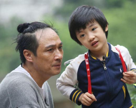 吴费曼|吴镇宇求助直播如何变现，儿子费曼搞笑留言让老爸“滚”