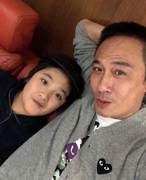 吴费曼|吴镇宇求助直播如何变现，儿子费曼搞笑留言让老爸“滚”