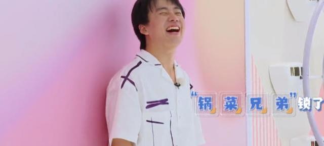 蔡徐坤|蔡徐坤和女嘉宾站一起，却要偷偷两次换位置？连李晨都全程配合！