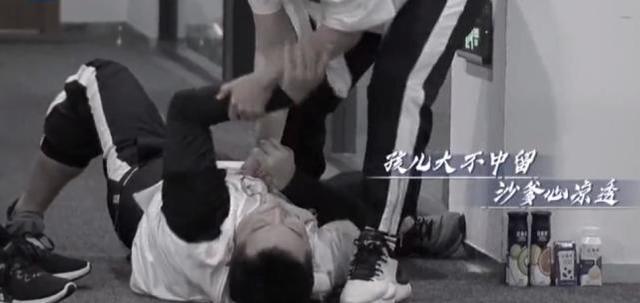 蔡徐坤|蔡徐坤和女嘉宾站一起，却要偷偷两次换位置？连李晨都全程配合！