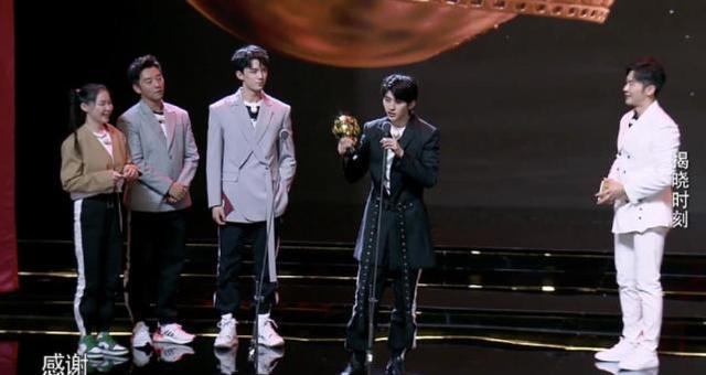 蔡徐坤|蔡徐坤和女嘉宾站一起，却要偷偷两次换位置？连李晨都全程配合！