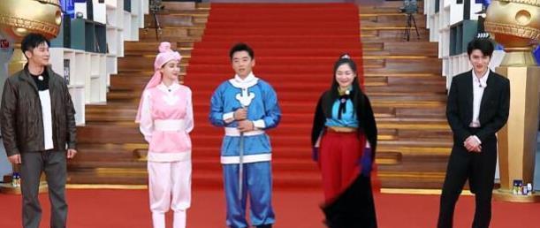 蔡徐坤|蔡徐坤和女嘉宾站一起，却要偷偷两次换位置？连李晨都全程配合！