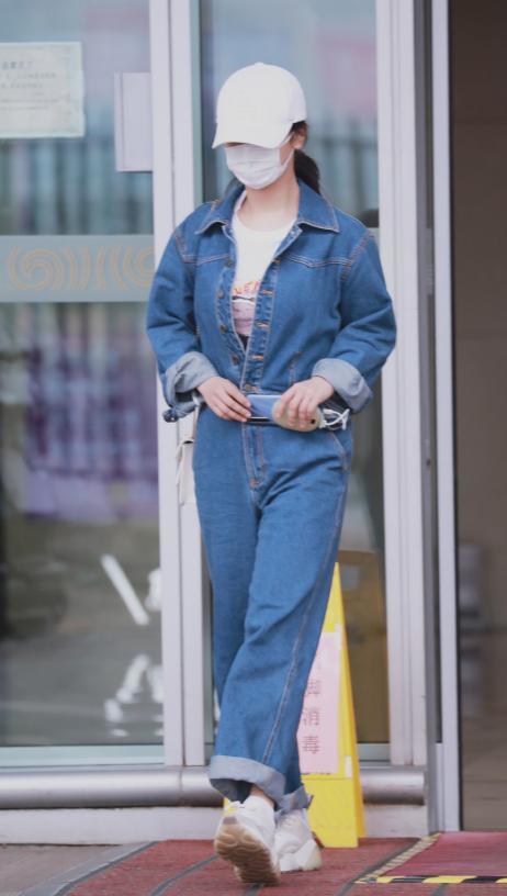 杨紫连体衣照被疯传,生图精修差距太大,看到腿围,确定不是"照骗"?