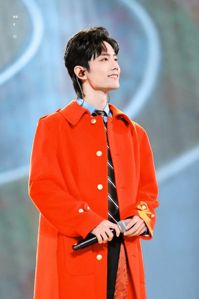 肖战|开小灶体验店场面火爆，背景墙写满祝福，老奶奶给肖战留言抢镜