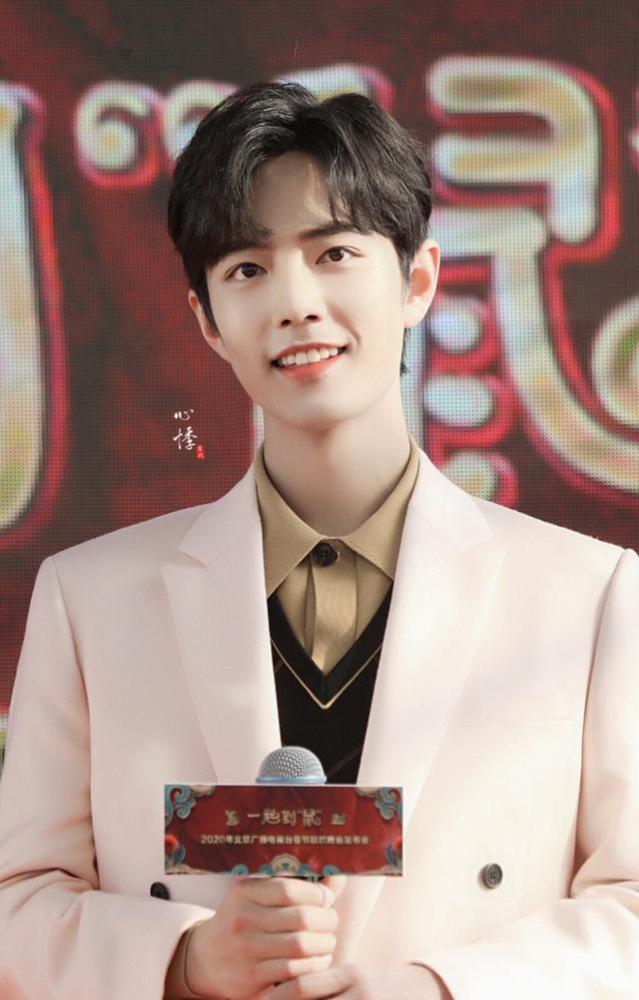 肖战|开小灶体验店场面火爆，背景墙写满祝福，老奶奶给肖战留言抢镜