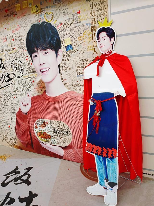 肖战|开小灶体验店场面火爆，背景墙写满祝福，老奶奶给肖战留言抢镜