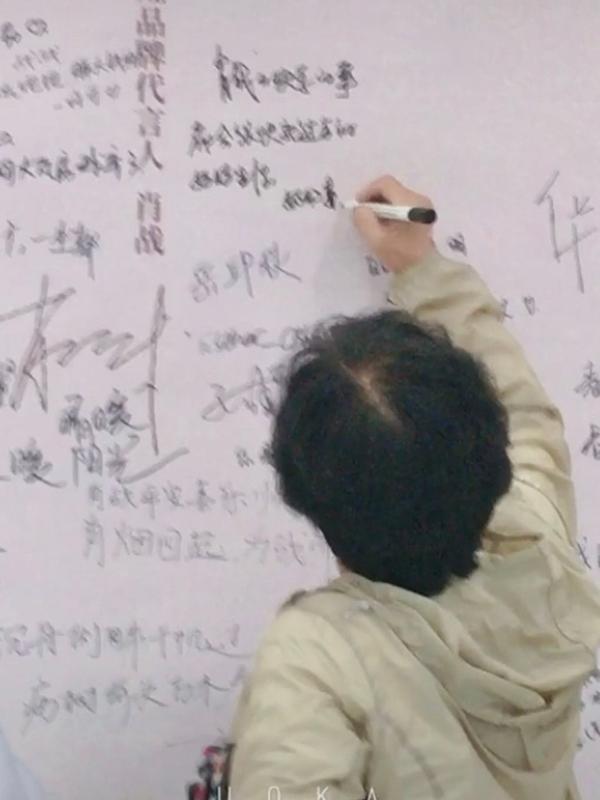 肖战|开小灶体验店场面火爆，背景墙写满祝福，老奶奶给肖战留言抢镜