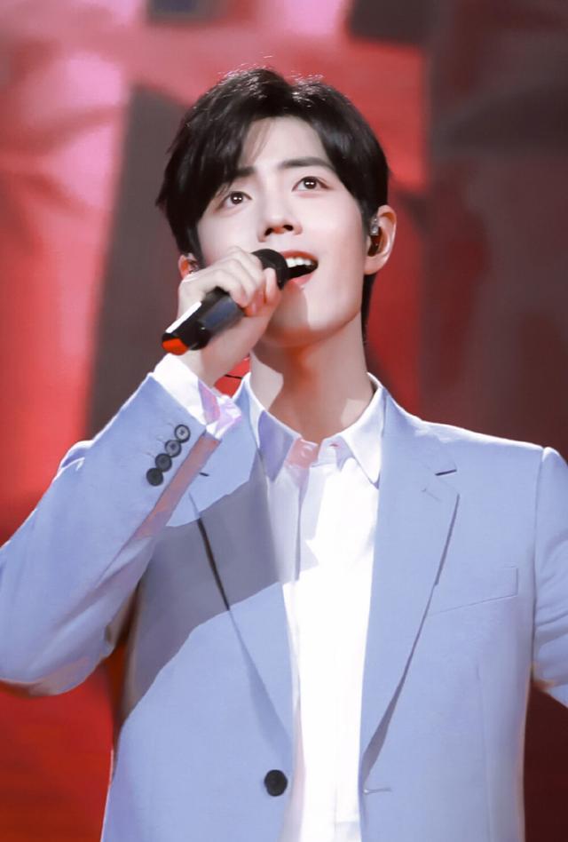 肖战|开小灶体验店场面火爆，背景墙写满祝福，老奶奶给肖战留言抢镜