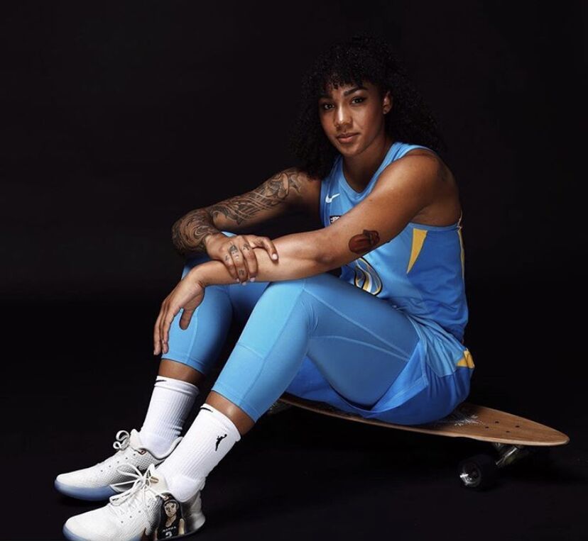 身穿印有gigi头像的科比系列球鞋出席了活动,见此,瓦妮莎还进行了点赞