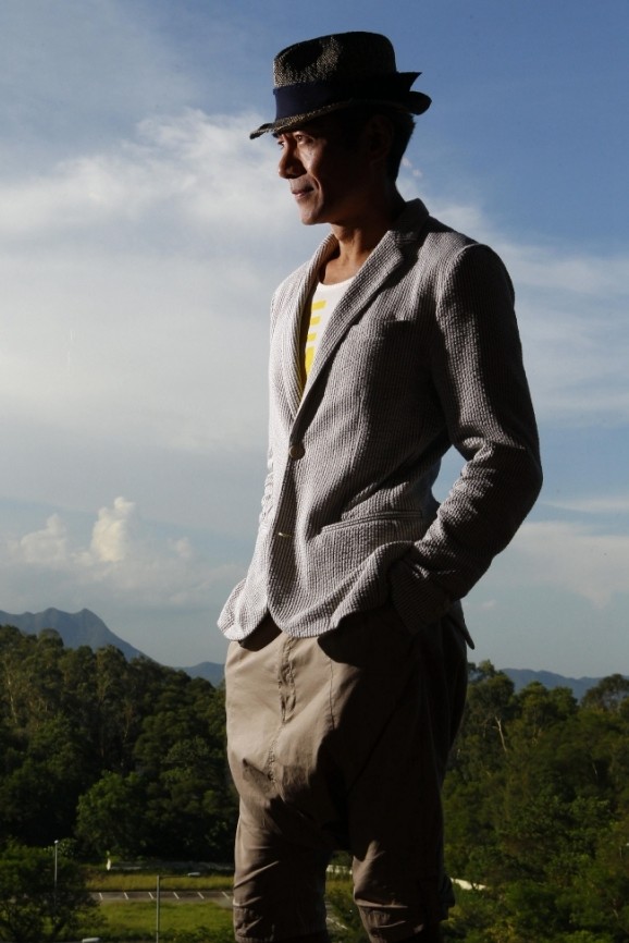 江华|58岁江华到超市买厕纸，打扮新潮走路霸气如皇帝，还以为他在拍戏