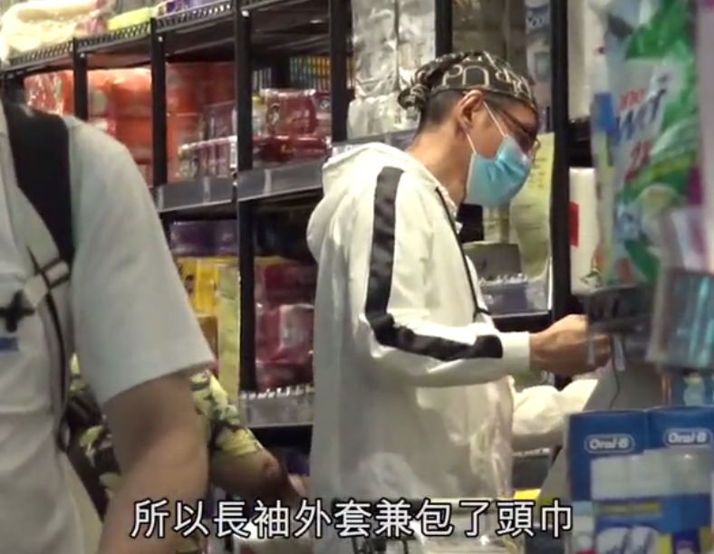 江华|58岁江华到超市买厕纸，打扮新潮走路霸气如皇帝，还以为他在拍戏