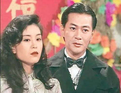 江华|58岁江华到超市买厕纸，打扮新潮走路霸气如皇帝，还以为他在拍戏