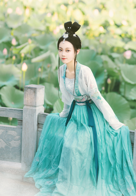 少女身穿古装愈显冰玉之姿,有一种让人屏息的美!