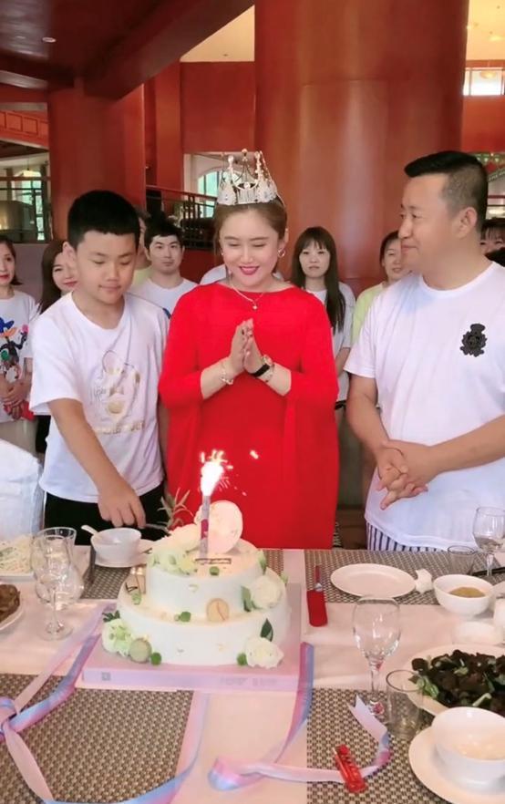 《乡爱》王长贵为爱人庆生,娇妻撞脸关婷娜,儿子帅到无可挑剔