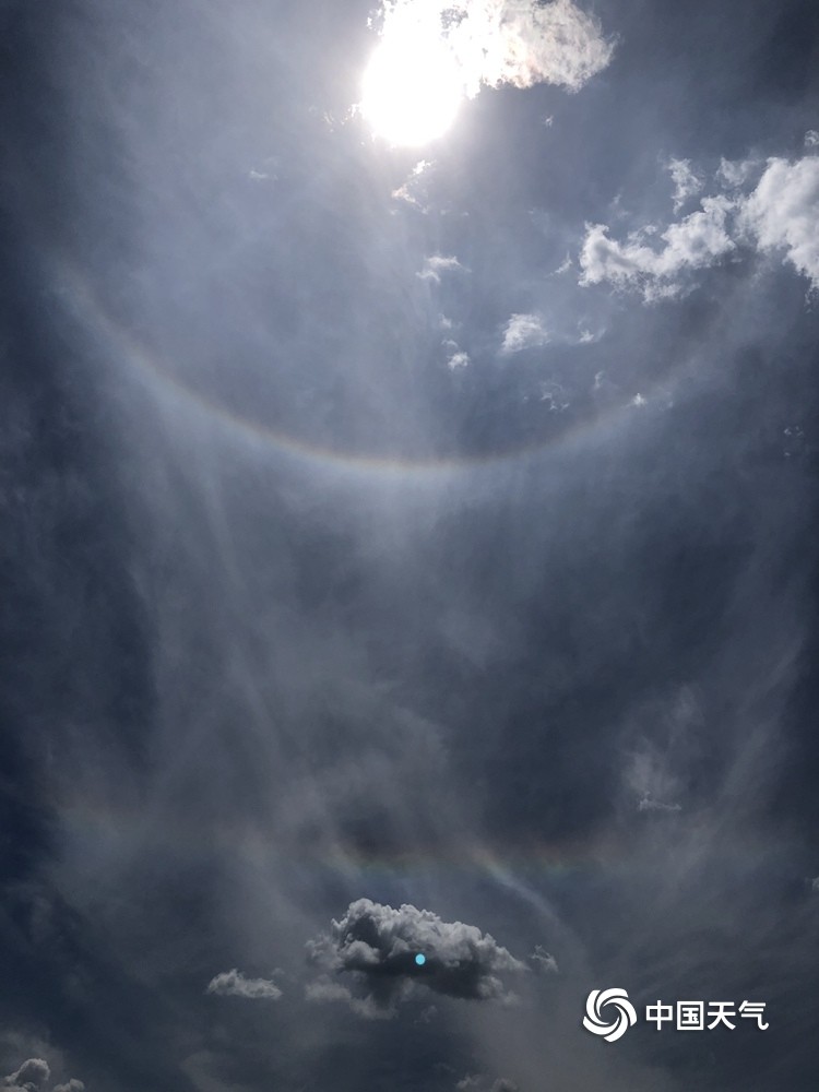 北京昌平|超美！北京昌平区上空同时出现日晕和环地平弧