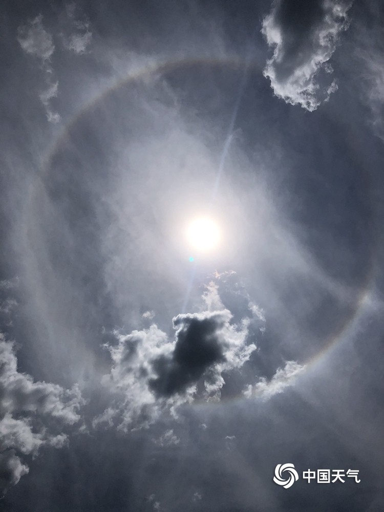 北京昌平|超美！北京昌平区上空同时出现日晕和环地平弧