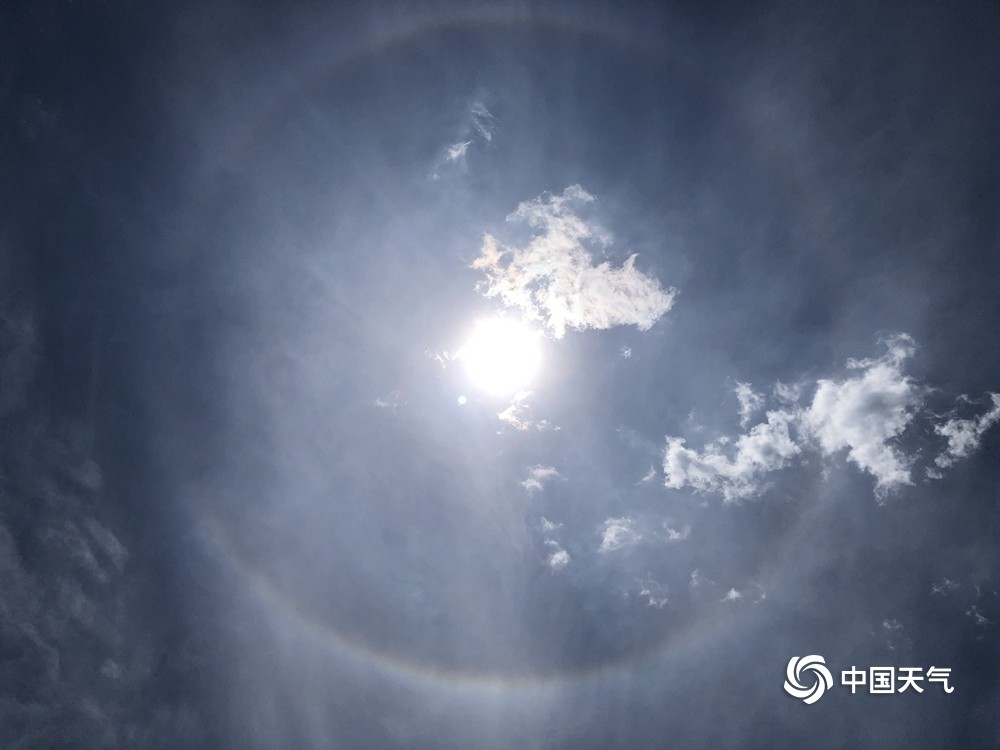 北京昌平|超美！北京昌平区上空同时出现日晕和环地平弧