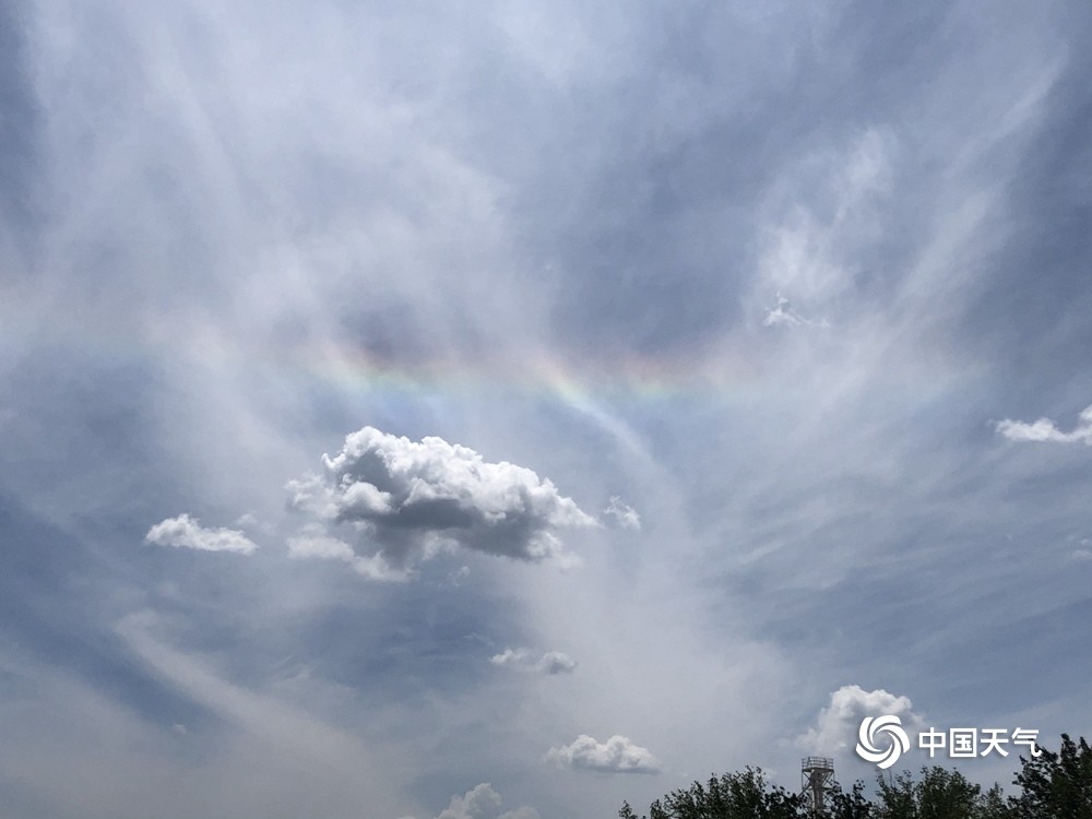 北京昌平|超美！北京昌平区上空同时出现日晕和环地平弧