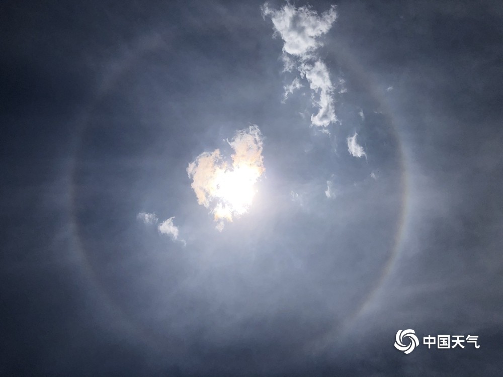 北京昌平|超美！北京昌平区上空同时出现日晕和环地平弧