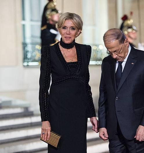 67岁法国总统夫人秀钻戒大25岁夫人自信露长腿膝盖老皱皮