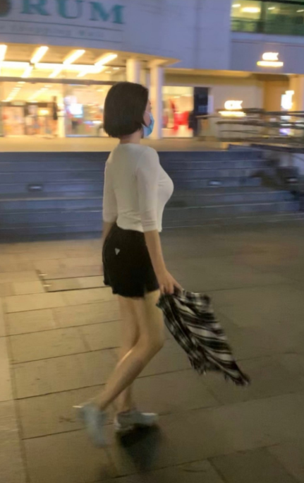 许晴|51岁许晴夜跑被偶遇，当她脱下衣服擦汗时，网友拍照的手都抖