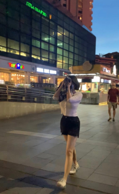 许晴|51岁许晴夜跑被偶遇，当她脱下衣服擦汗时，网友拍照的手都抖