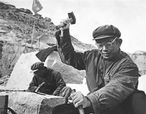 人民英雄纪念碑|1953年七千人39天运送了人民英雄纪念碑到达北京